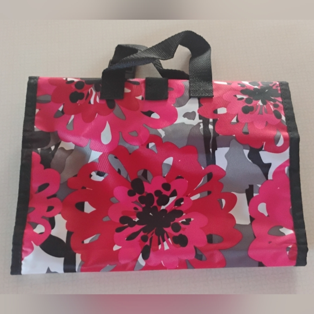 Thirty-one Timeless Beauty bag In Bold in Red and Black - Makeup/ Toiletry Bag